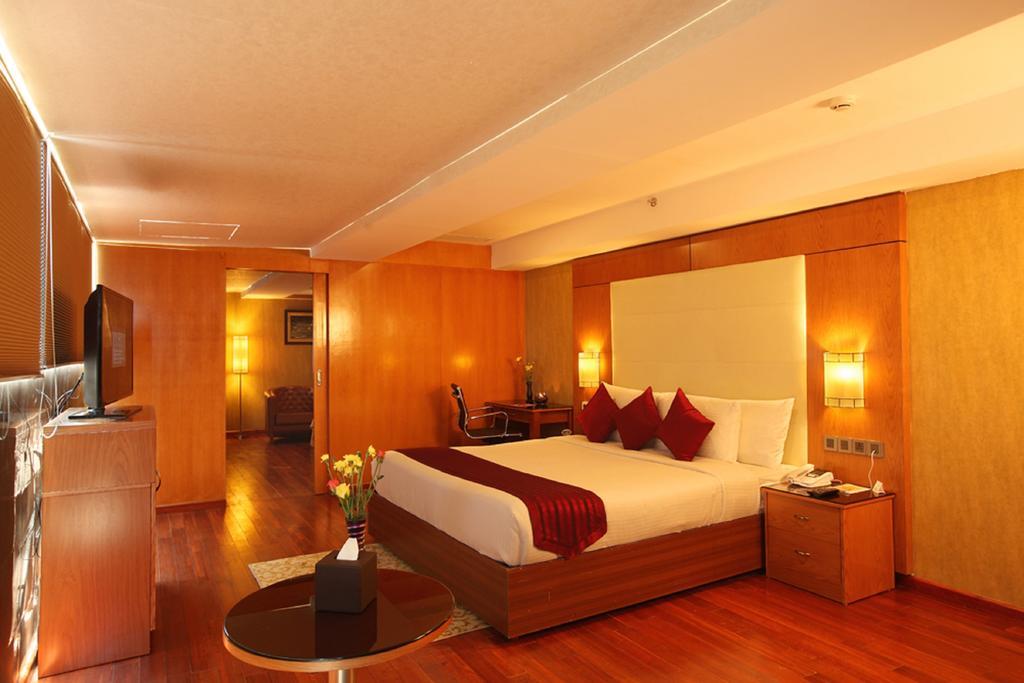 The Garuda Hotel Thrissur Eksteriør bilde